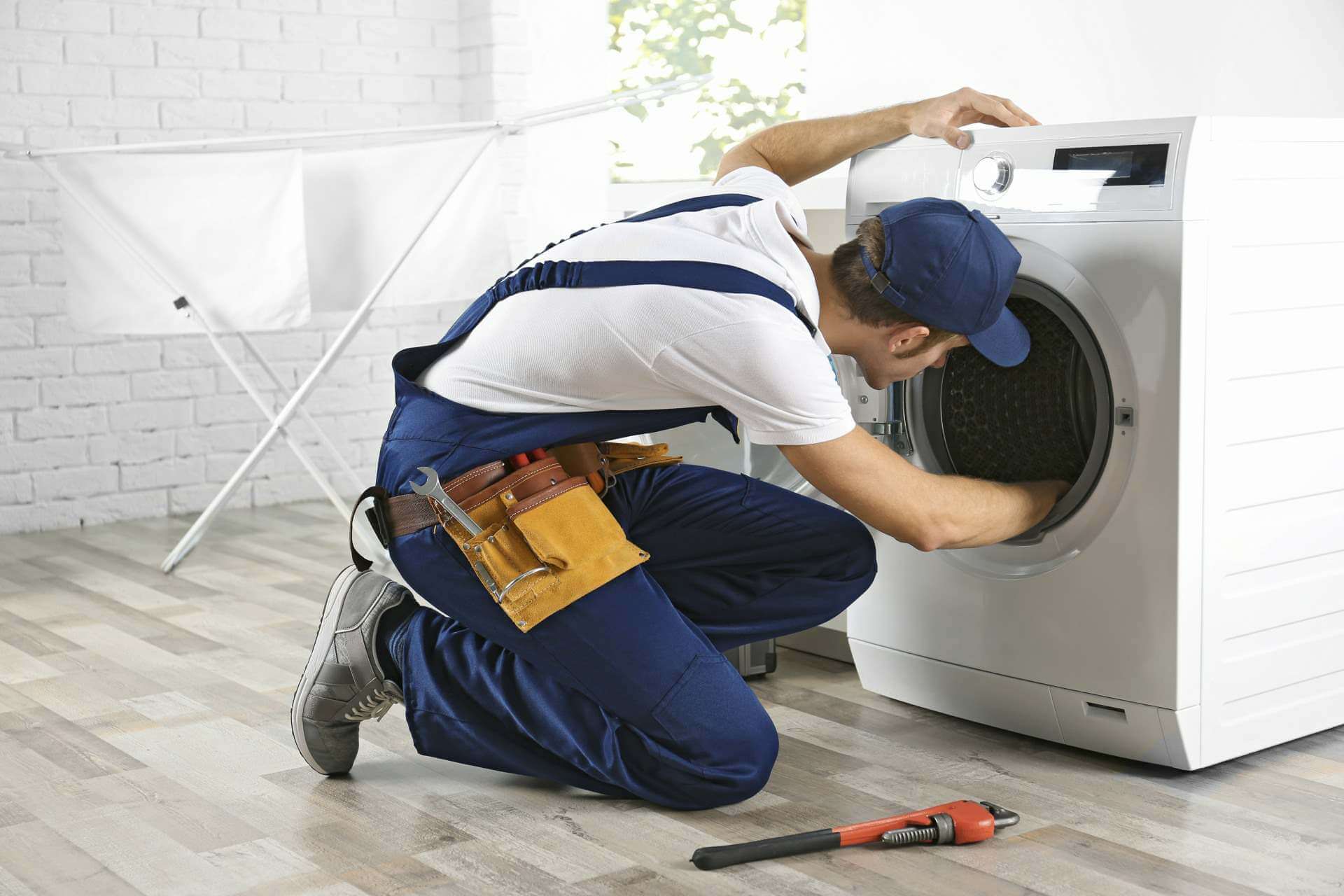 Técnico del servicio técnico AEG reparando electrodomésticos en Nerja