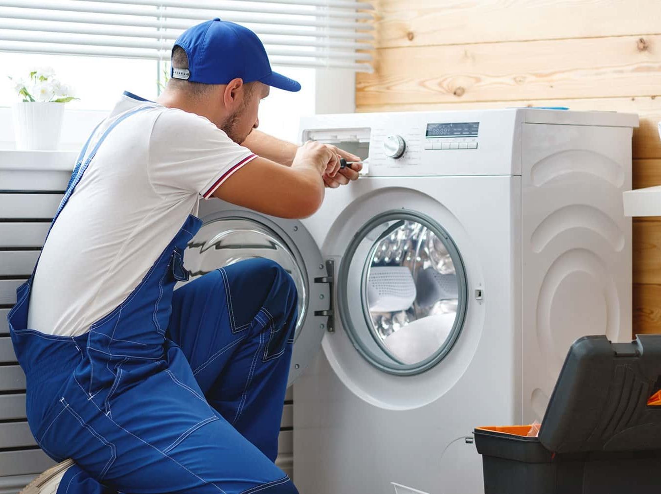 Técnico reparando electrodoméstico AEG en Marbella