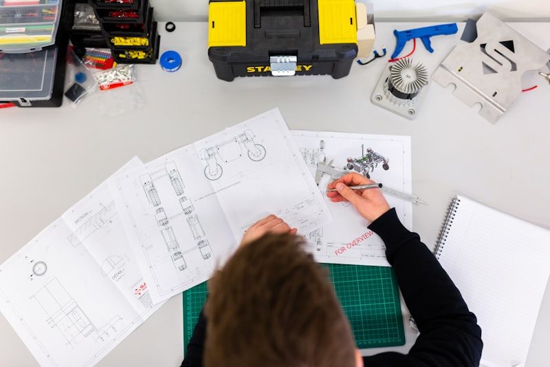 Técnico del servicio técnico AEG reparando electrodoméstico en Málaga